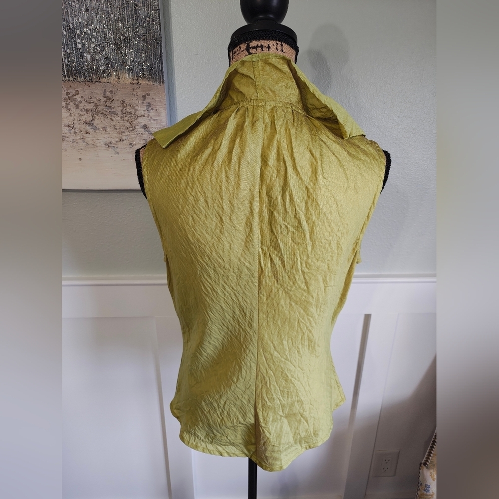 Farinaz Taghari Elegant Green Ruffle sleeveless Blouse - Picture 5 of 8